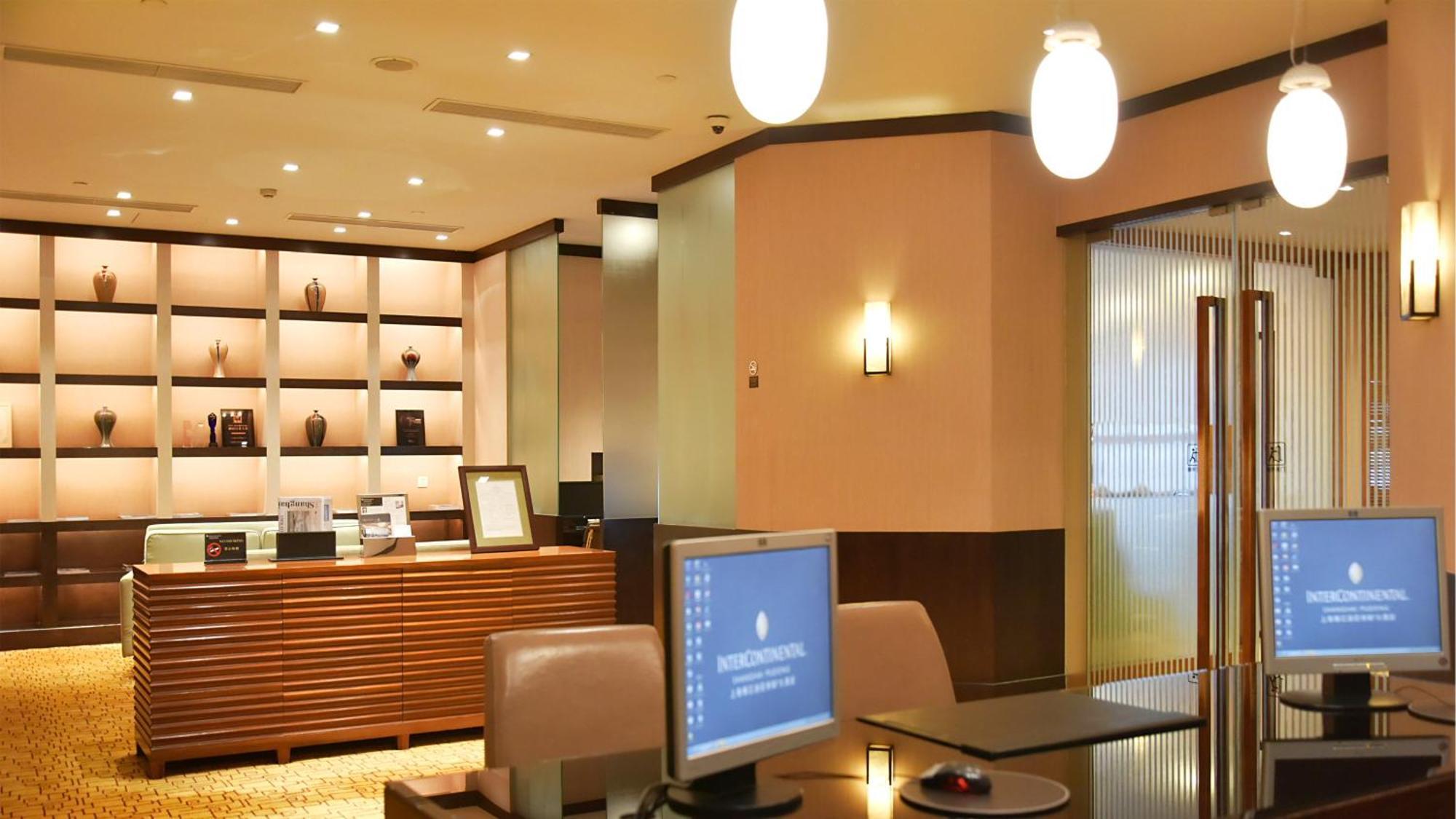 Intercontinental Shanghai Pudong By Ihg Екстериор снимка